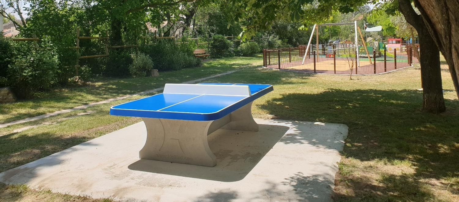 blauwe pingpongtafel, spelen op school, schoolplein, 